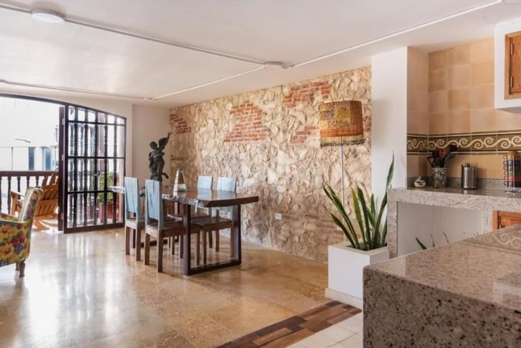 Charming Old Loft With Jacuzzi! Apartment